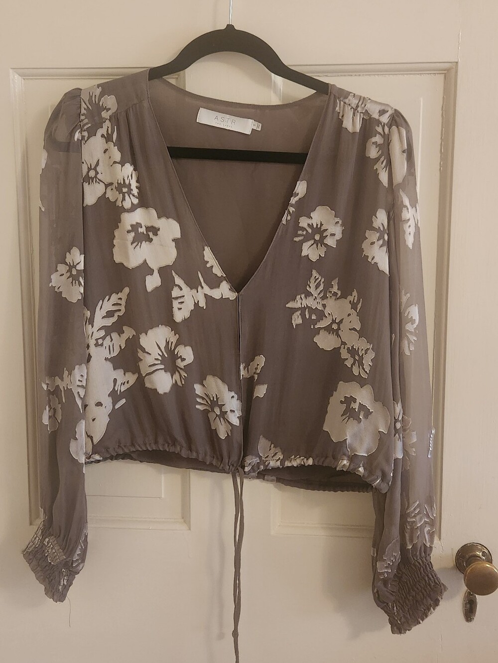 Astr Taupe Floral V‑Neck Long Sleeve Crop Top